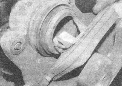 Рис. 4.5, а. Снимите внутреннюю колодку,…