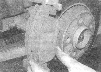 Рис. 4.5, 6. Наружная колодка снимается проще