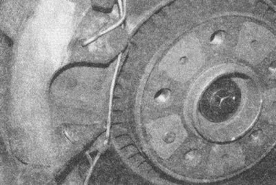 Рис. 4.12, а. Установите пружину, фиксирующую…