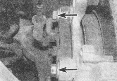 Рис. 7.3. Отверните два болта крепления…