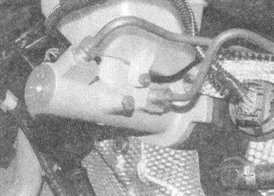 Рис. 10.6. Отсоедините тормозные трубки
