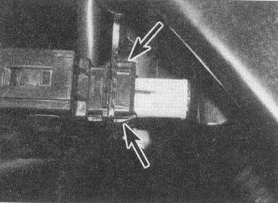 Рис. 17.5. Сожмите защелки (указаны стрелками)