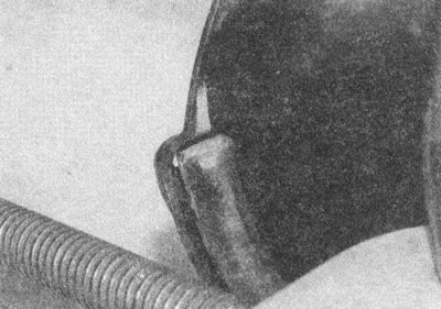 Рис. 4.11, а. Конец пружины должен упираться в…