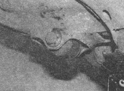 Рис. 9.7, а. Отверните нижний болт крепления…