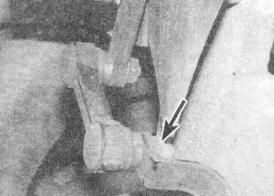 Рис. 11.10. Отверните гайку и отсоедините тягу…