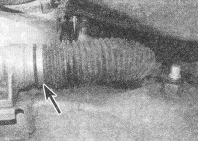 Рис. 19.3, а. Освободите внутренний хомут чехла…