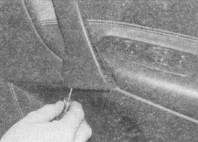 Рис. 10.5, а. Аккуратно поддев отверткой, снимите…