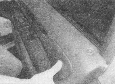 Рис. 10.11, а. Снимите панель обивки с рамы…