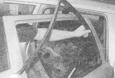 Рис. 12.24. Аккуратно поддев, снимите верхний…
