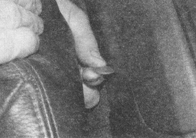 Рис. 28.4, а. Развернув монеткой фиксатор на…