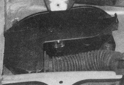 Рис. 7.9, а. Слева от полости мотора освободите…