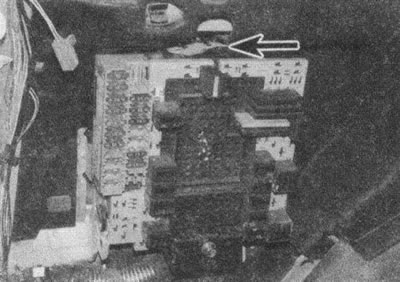 Рис. 7.16. Поднимите защелку и выньте…