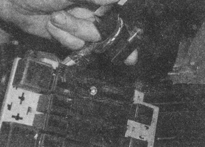 Рис. 7.17. Отверните винт и отсоедините разъем…