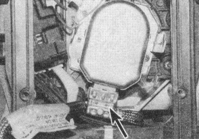 Рис. 8.13, б. Стяните разъем проводки с патрона…