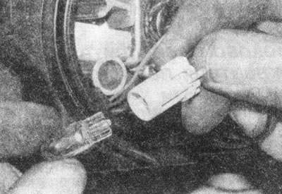 Рис. 8.24. Выньте бесцокольную лампу из патрона