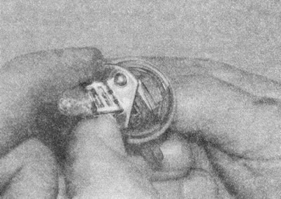 Рис. 8.32. Выньте лампу из патрона