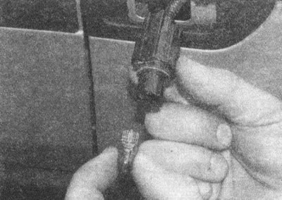 Рис. 8.43. Выньте лампу из патрона