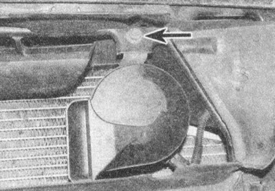 Рис. 13.2. Отверните болт крепления клаксона…