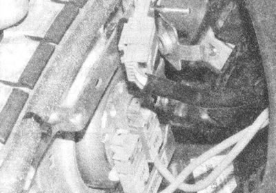 Рис. 24.5, а. Снимите модуль подушки с рулевого…