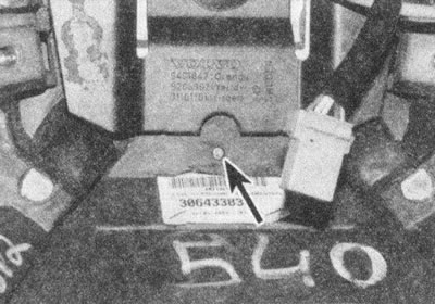 Рис. 24.6, а. Отверните винт фиксации контактного…