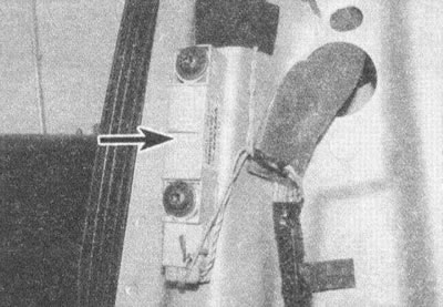 Рис. 24.32, а. Освободите фиксаторы...
