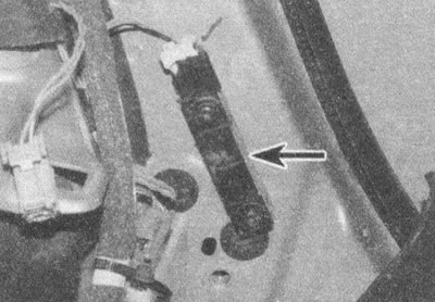 Рис. 24.32, б. ...и отсоедините от датчика разъем…